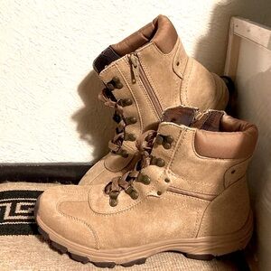 NEW Zibu Smartie Winter Hiking Side Zip Ankle Boots Memory Foam Beige/Tan Sz 9.5